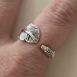 🪶 Silver Feather Ring